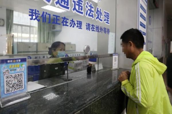 车辆倾翻，驾驶人一去不复返！离开现场的原因居然是这个