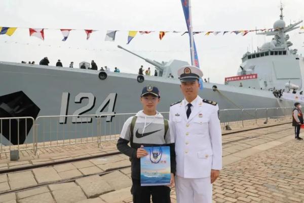 登上战舰、对话英雄！这样的体验太值了