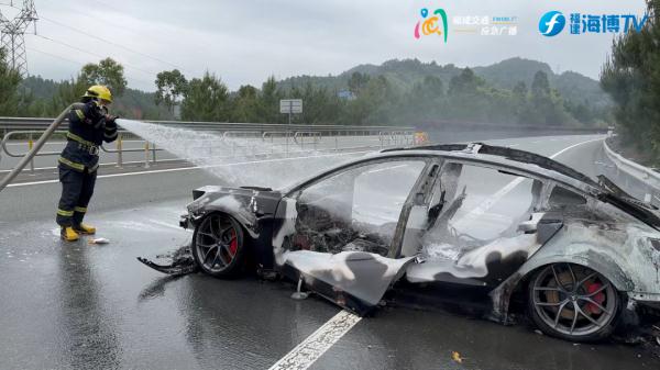 事发福建！特斯拉撞护栏后起火