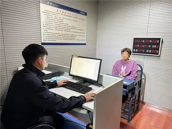 女子带孩子乘高铁“霸座”，还叫嚣“来抓我吧”？拘留10天！