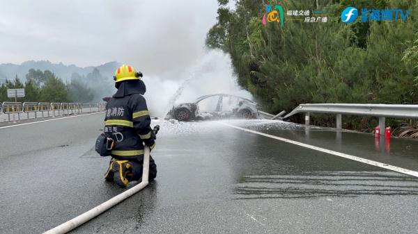事发福建！特斯拉撞护栏后起火