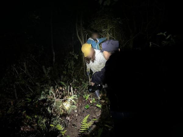 “你先休息下，我们会找到你们的”地质勘探人员被困深山，民警火速救援