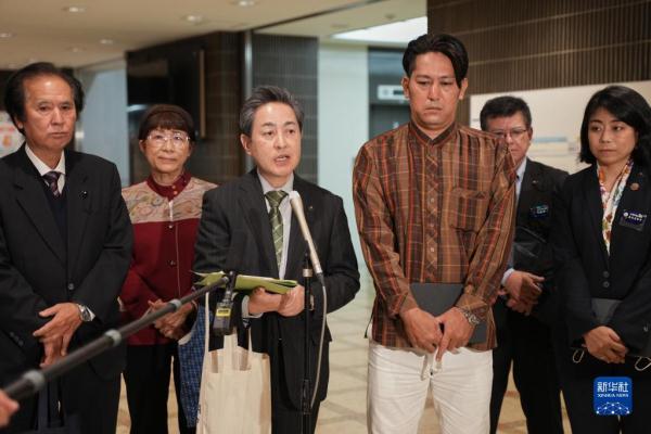 日本冲绳县议员代表团向日本政府递交和平外交意见决议书