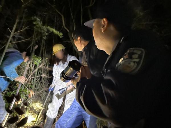 “你先休息下，我们会找到你们的”地质勘探人员被困深山，民警火速救援