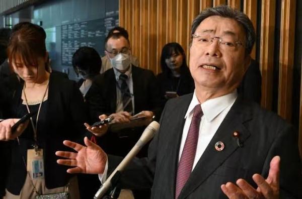 日本国安长官自曝自己得知岸田遇袭后仍继续吃鳗鱼饭，引辞职呼声