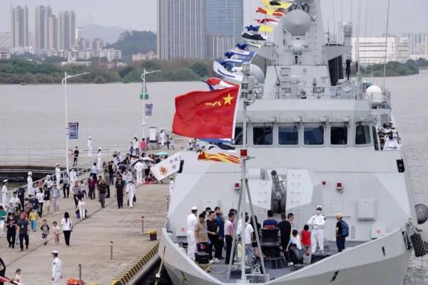 登上战舰、对话英雄！这样的体验太值了