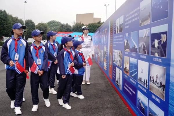 登上战舰、对话英雄！这样的体验太值了