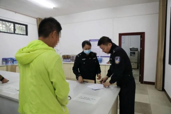 车辆倾翻，驾驶人一去不复返！离开现场的原因居然是这个