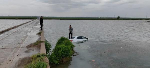 男子驾车意外落水，民警及时救援助其脱困