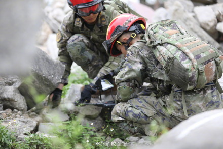 尖兵出动!武警官兵应急救援演练 尖兵出动!武警官兵应急救援演练