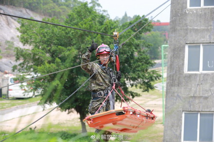 尖兵出动!武警官兵应急救援演练 尖兵出动!武警官兵应急救援演练
