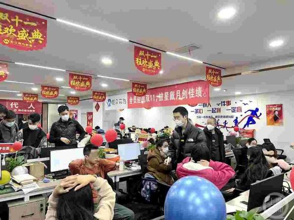 交钱就办资质证，凭证挂靠拿高薪？结果只有交不完的学费