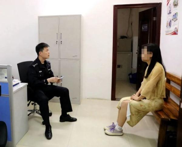 危险！网友拍到车辆行驶中小孩探出天窗嬉戏