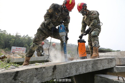 尖兵出动!武警官兵应急救援演练 尖兵出动!武警官兵应急救援演练