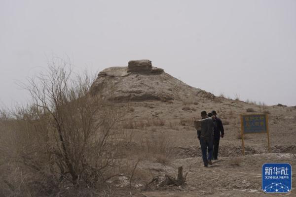 戈壁深处巡护烽燧 戈壁深处巡护烽燧