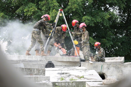 尖兵出动!武警官兵应急救援演练 尖兵出动!武警官兵应急救援演练