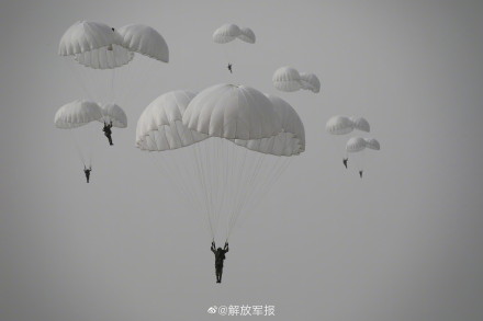 伞花朵朵！一起看空降兵多伞型跳伞训练