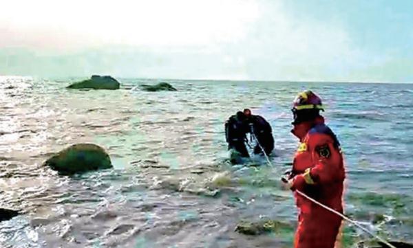 游客观海潮被困礁石上 消防架“生命之绳”救回 游客观海潮被困礁石上 消防架“生命之绳”救回