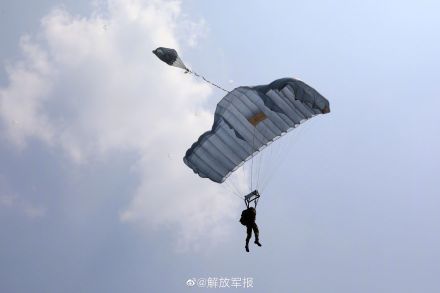伞花朵朵！一起看空降兵多伞型跳伞训练