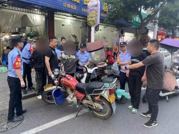 民警下班路上偶然一瞥,3名嫌疑人就被带走…… 民警下班路上偶然一瞥,3名嫌疑人就被带走……