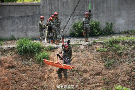 尖兵出动!武警官兵应急救援演练 尖兵出动!武警官兵应急救援演练