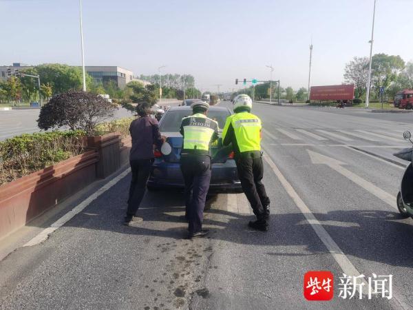 马虎司机开到车辆没油，交警徒手推车助其脱困