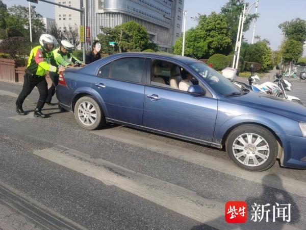 马虎司机开到车辆没油，交警徒手推车助其脱困