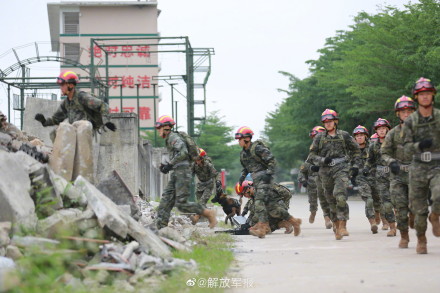尖兵出动!武警官兵应急救援演练 尖兵出动!武警官兵应急救援演练