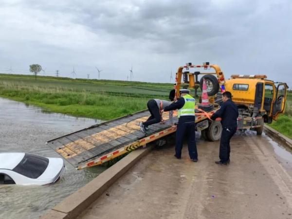 男子驾车意外落水，民警及时救援助其脱困