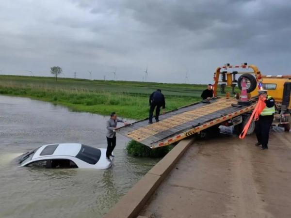 男子驾车意外落水，民警及时救援助其脱困