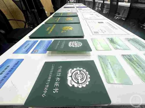 交钱就办资质证，凭证挂靠拿高薪？结果只有交不完的学费