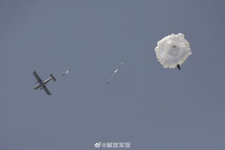 伞花朵朵！一起看空降兵多伞型跳伞训练