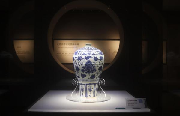 这梅瓶一放，中式美学的氛围感瞬间拉满！