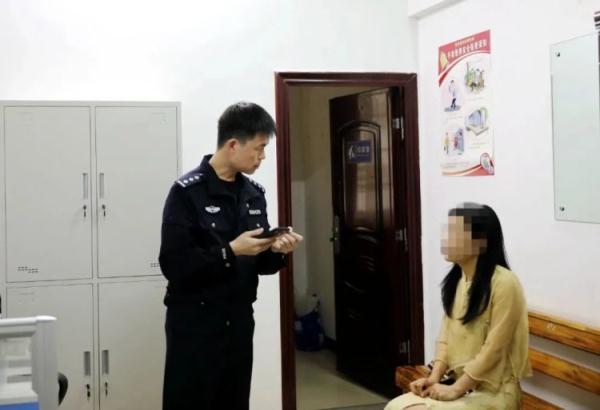 危险！网友拍到车辆行驶中小孩探出天窗嬉戏