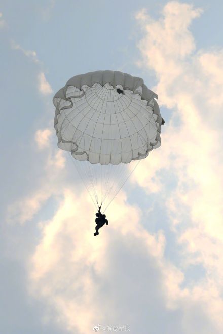 伞花朵朵！一起看空降兵多伞型跳伞训练
