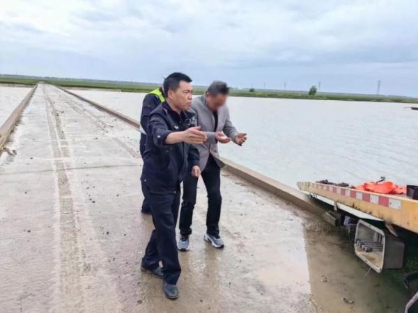 男子驾车意外落水，民警及时救援助其脱困