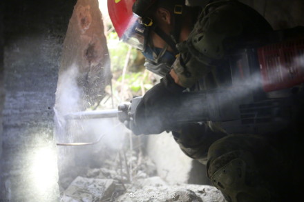 尖兵出动!武警官兵应急救援演练 尖兵出动!武警官兵应急救援演练