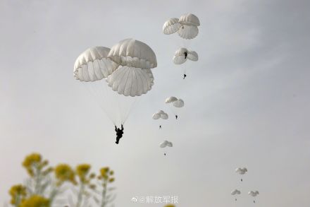 伞花朵朵！一起看空降兵多伞型跳伞训练