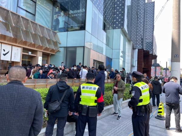 一条吐司被炒到300元?记者现场探访:保安吐槽、店员无奈、路人不解 一条吐司被炒到300元?记者现场探访:保安吐槽、店员无奈、路人不解