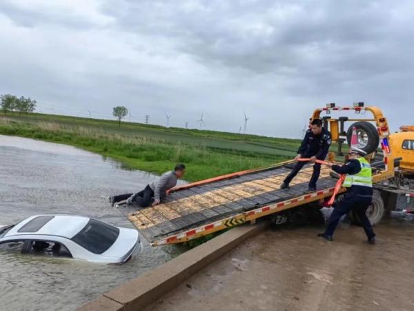 男子驾车意外落水，民警及时救援助其脱困