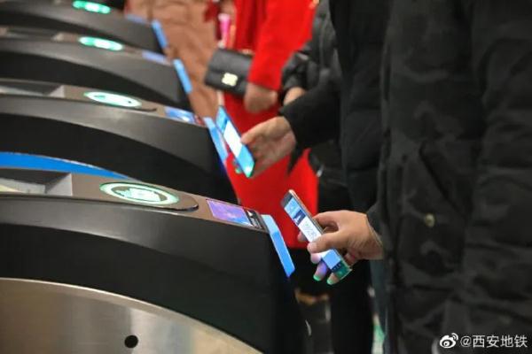 进入高峰！西安地铁人人人人……此刻，沙尘暴已来！