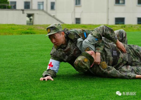 战伤救护现场，冲！