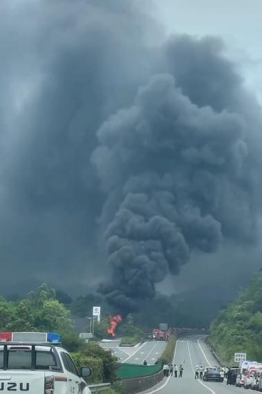 突发！广西高速公路一槽罐车连烧5小时，大量车辆被堵