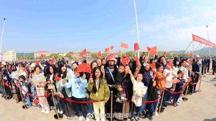 中国海军第四十四批护航编队从舟山起航