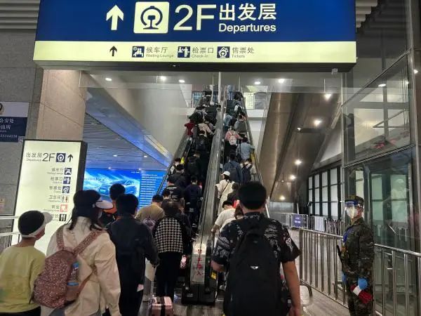 虹桥站今日车票售完，直击现场