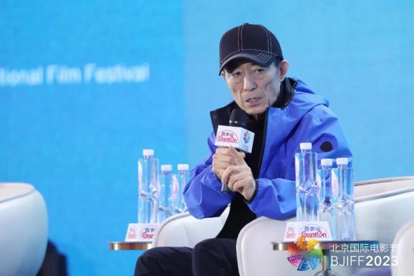 张艺谋电影大师班开讲：既然热爱，那便坚持