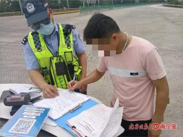 无证男子高速公路上“练车”还超速行驶，交警：依法扣车