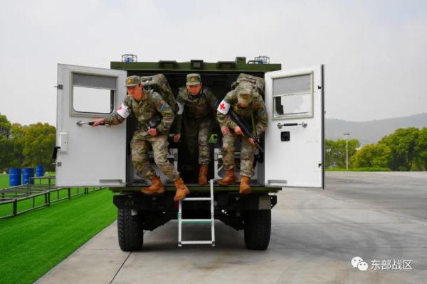 战伤救护现场，冲！