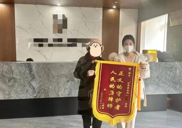 放弃50万年薪，从银行离职转行做律师！90后女生冲上热搜
