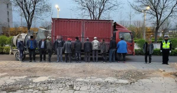 注意!货车违法载人“驶”不得 注意!货车违法载人“驶”不得